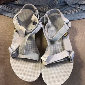 Women’s tevas size 9